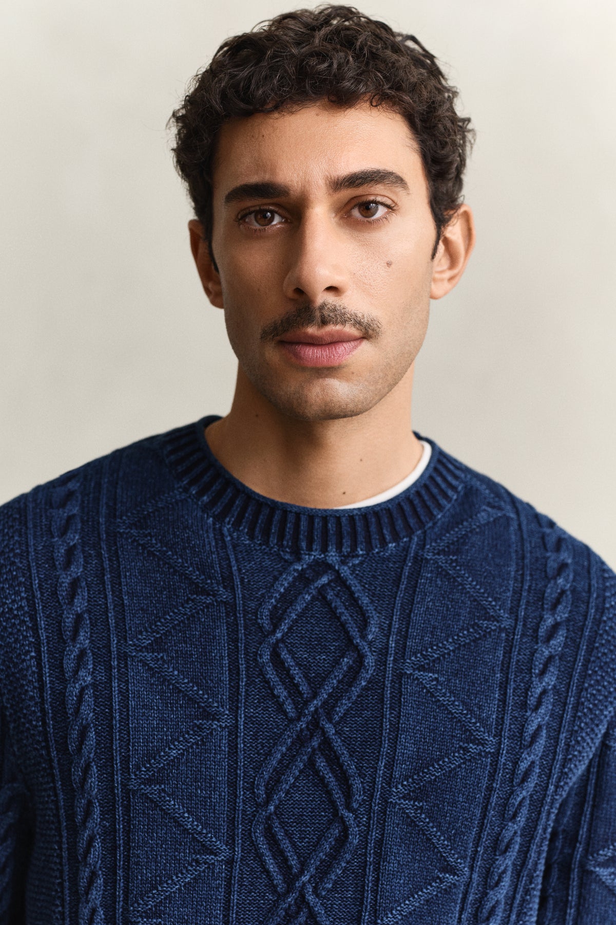 RICH NAVY, INDIGO CABLE C-NECK, CLOSE-UP BY GANT AU.