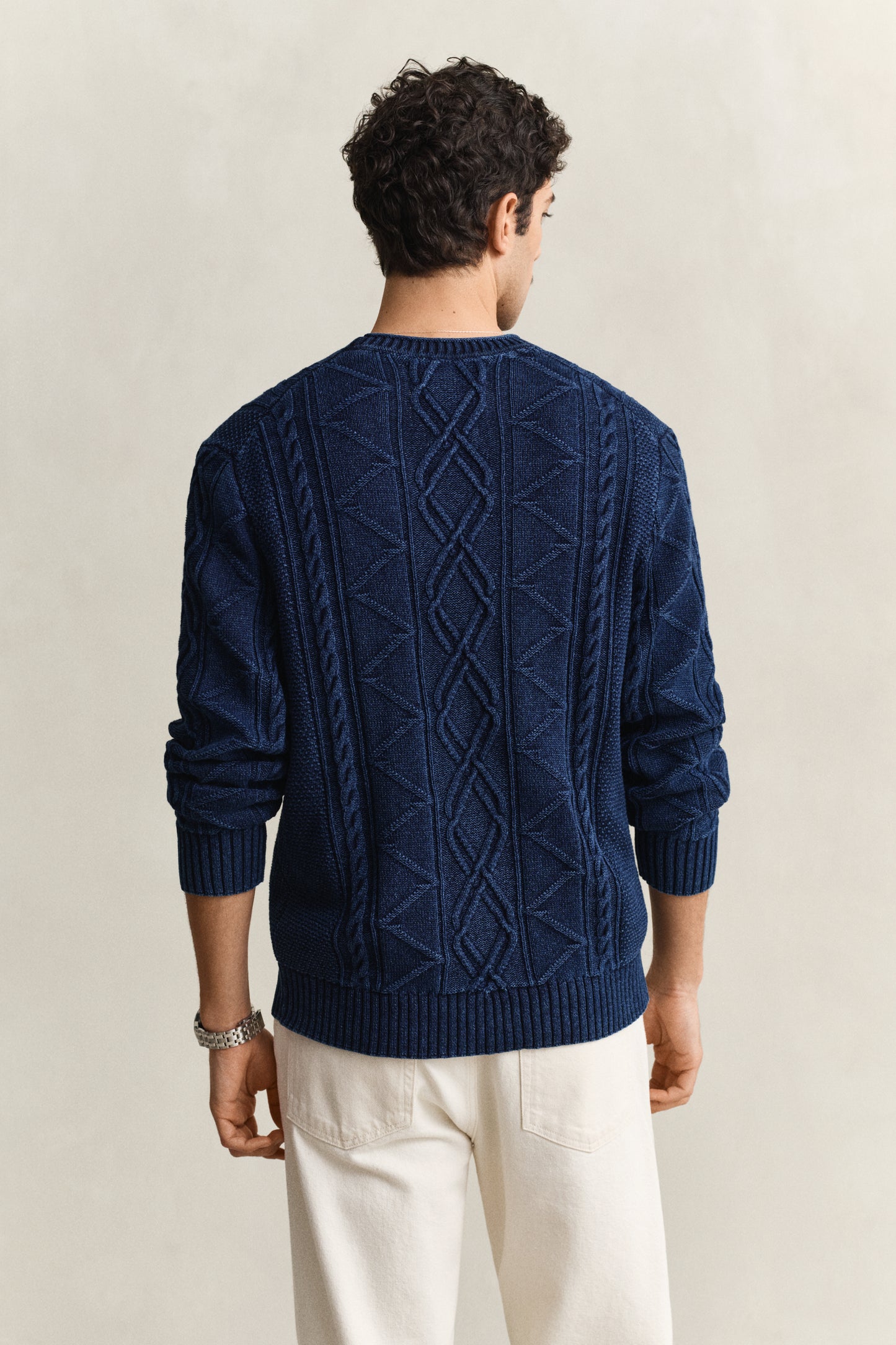 RICH NAVY, INDIGO CABLE C-NECK, BACK-VIEW BY GANT AU.