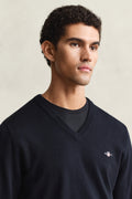 EVENING BLUE, CLASSIC COTTON V-NECK, CLOSE-UP BY GANT AU.