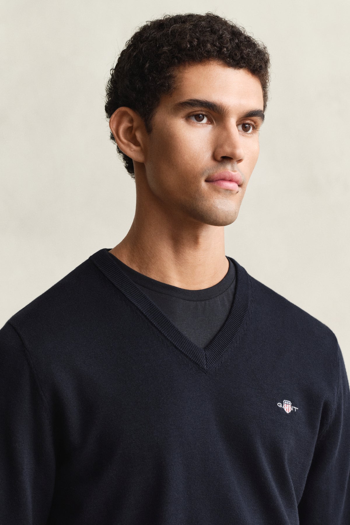 EVENING BLUE, CLASSIC COTTON V-NECK, CLOSE-UP BY GANT AU.