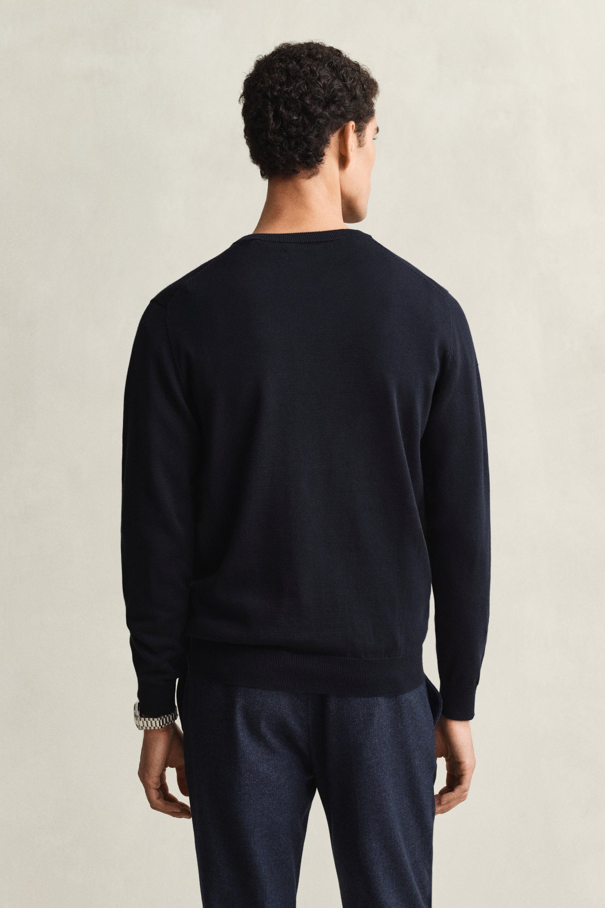 EVENING BLUE, CLASSIC COTTON V-NECK, BACK-VIEW BY GANT AU.