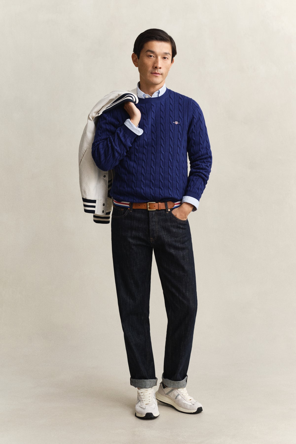 RICH NAVY, COTTON CABLE C-NECK BY GANT AU.