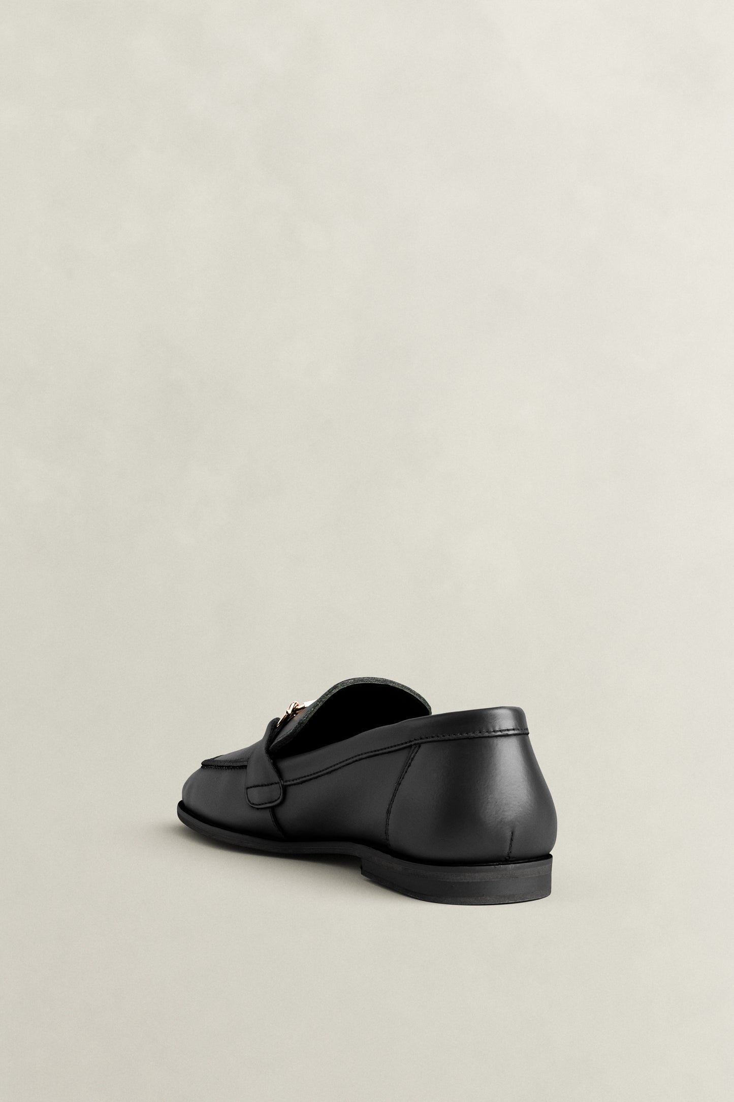 BLACK, GIMBLE, FLAT-LAY BY GANT AU.