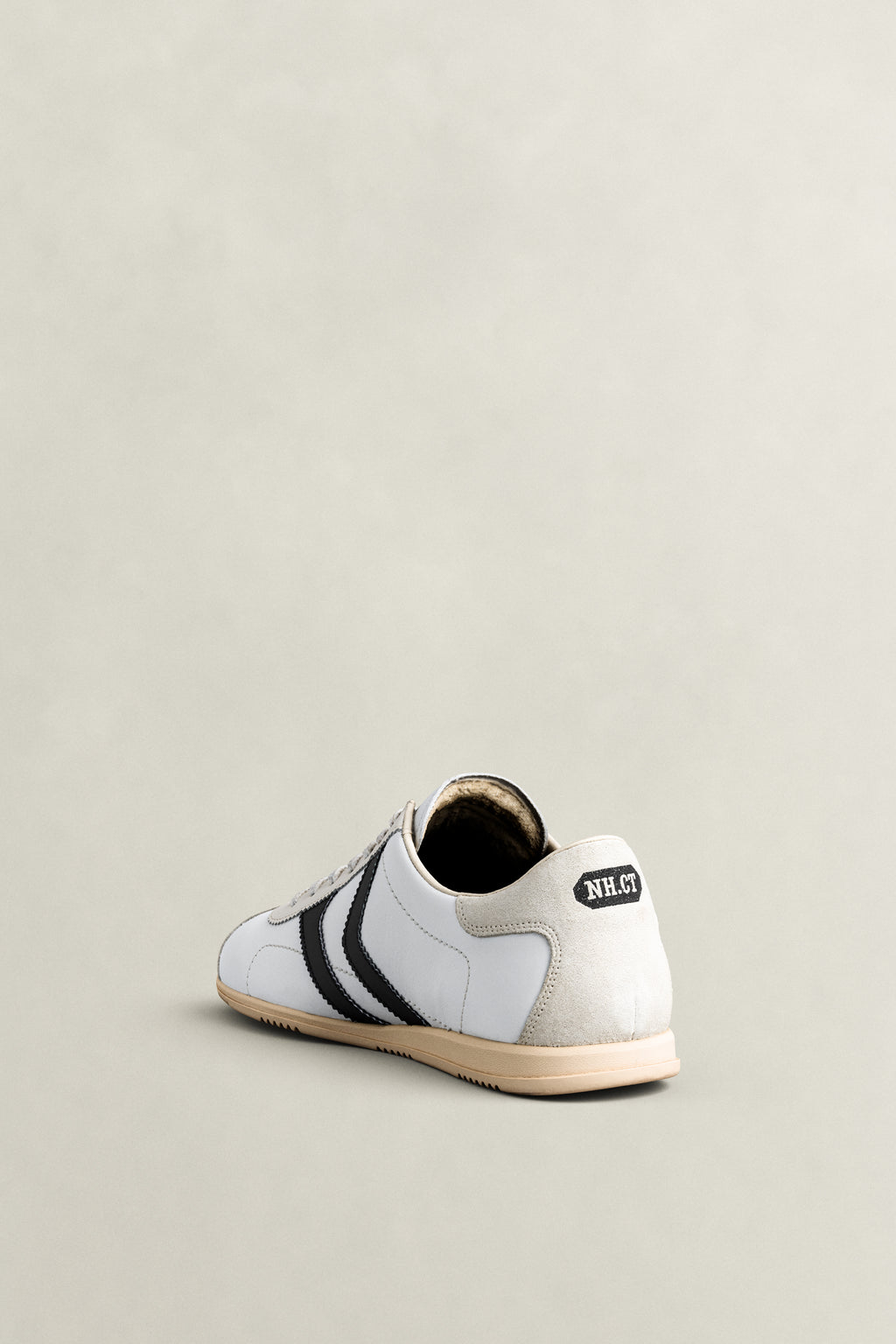 WHITE, SPEARCLUB, FLAT-LAY BY GANT AU.