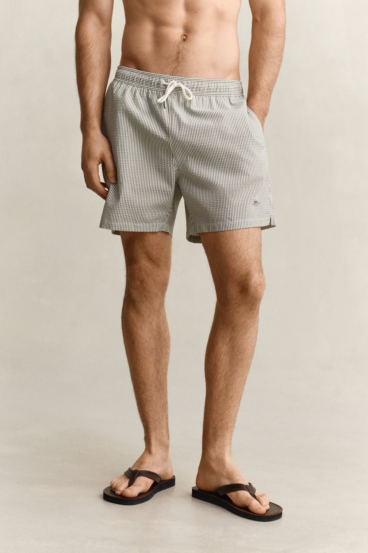 DRY HERB GREEN, STRIPED SEERSUCKER SWIM SHORTS, CLOSE-UP BY GANT AU.