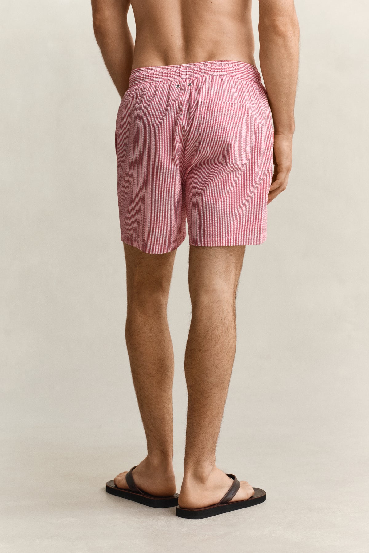 ROSE RED, STRIPED SEERSUCKER SWIM SHORTS, BACK-VIEW BY GANT AU.