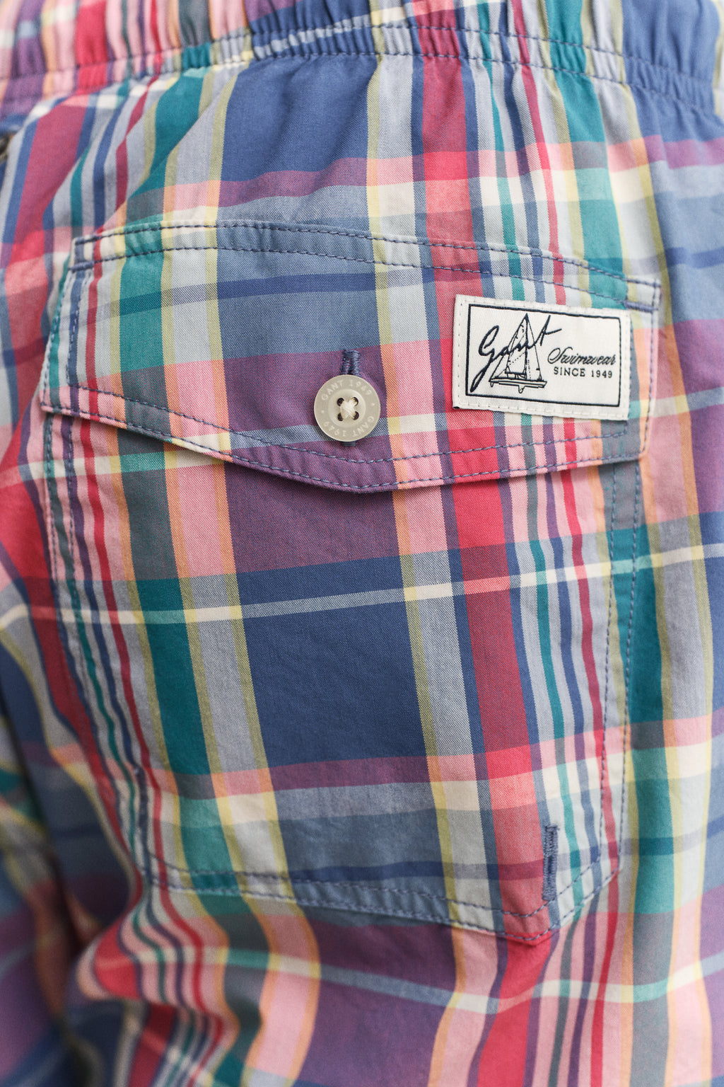 ROSE RED, MADRAS CHECK SWIM SHORTS, CLOSE-UP BY GANT AU.