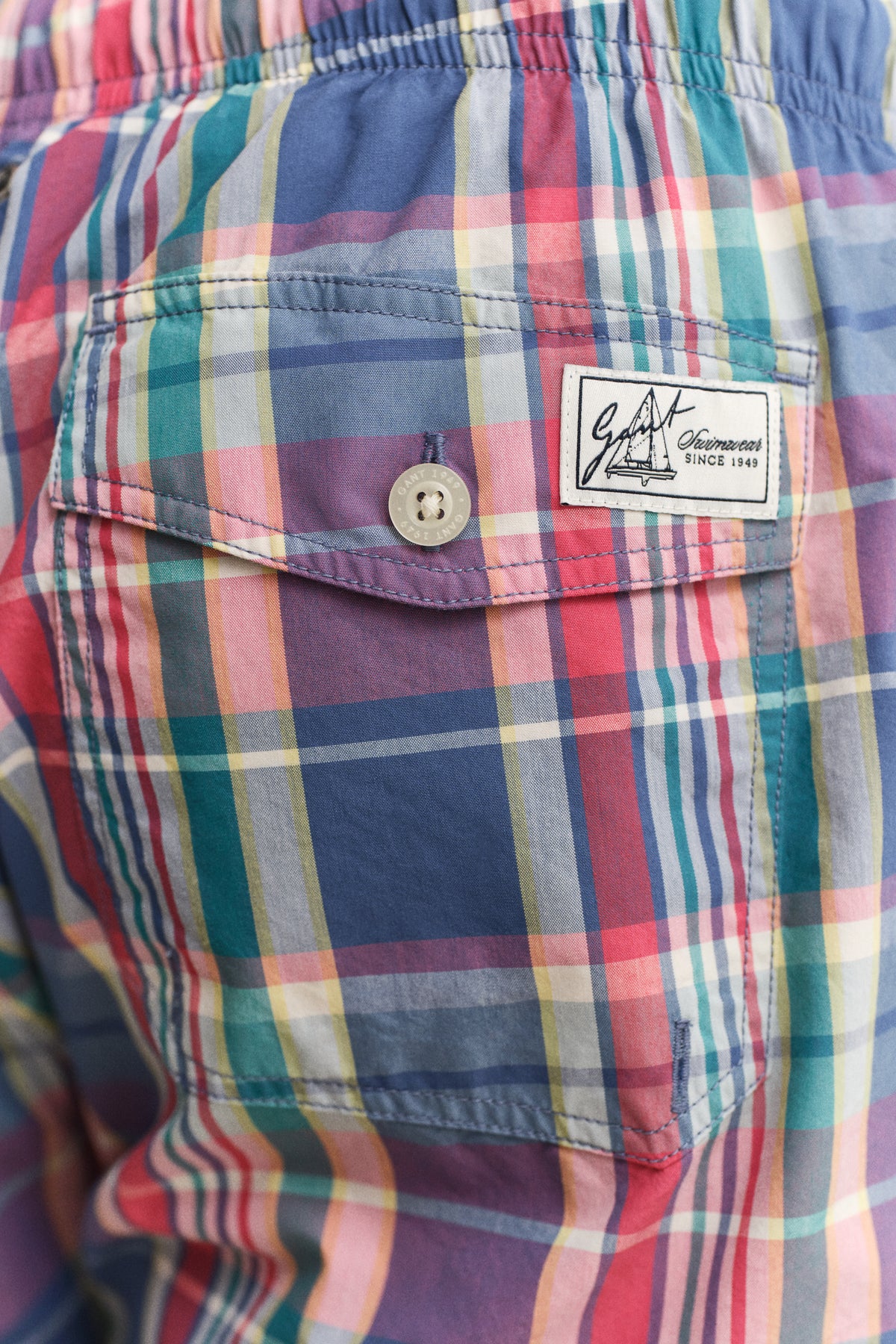 ROSE RED, MADRAS CHECK SWIM SHORTS, CLOSE-UP BY GANT AU.