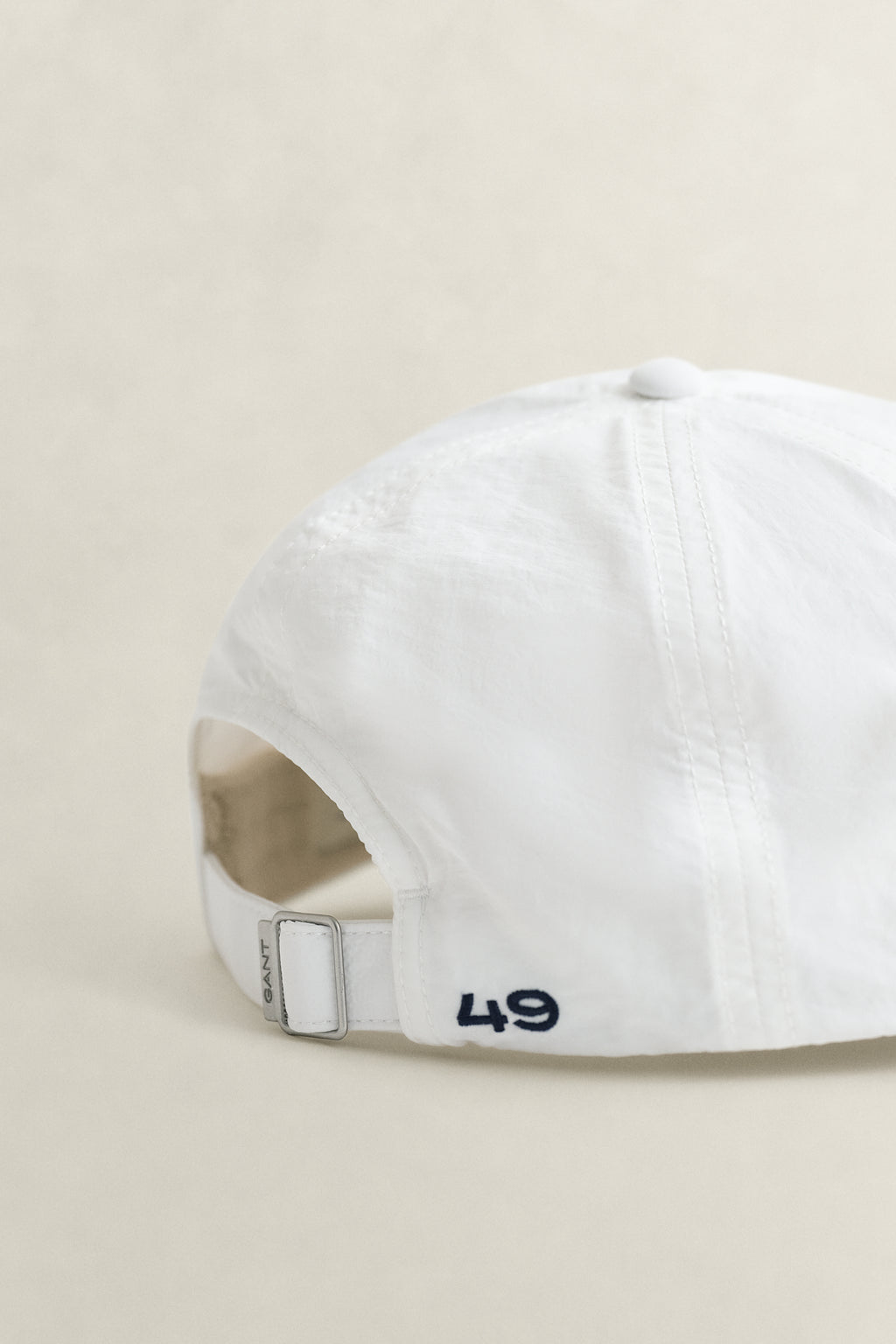 EGGSHELL, GRAPHIC CRINKLED CAP, CLOSE-UP BY GANT AU.