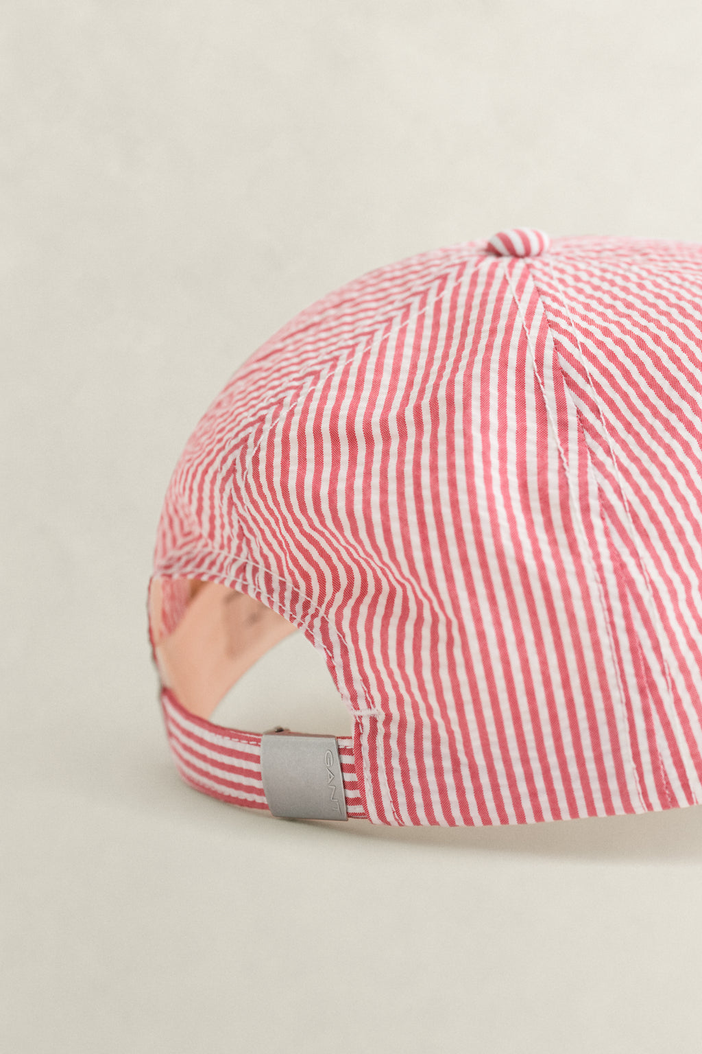 ROSE RED, SEERSUCKER CAP, CLOSE-UP BY GANT AU.