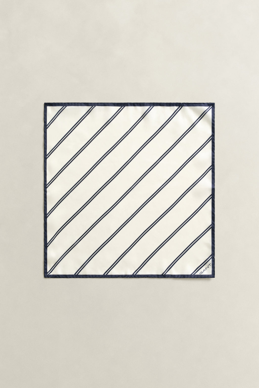 CREAM, STRIPED POCKET SQUARE BY GANT AU.