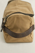 WARM KHAKI, MODERN PREMIUM WASHBAG, FLAT-LAY BY GANT AU.