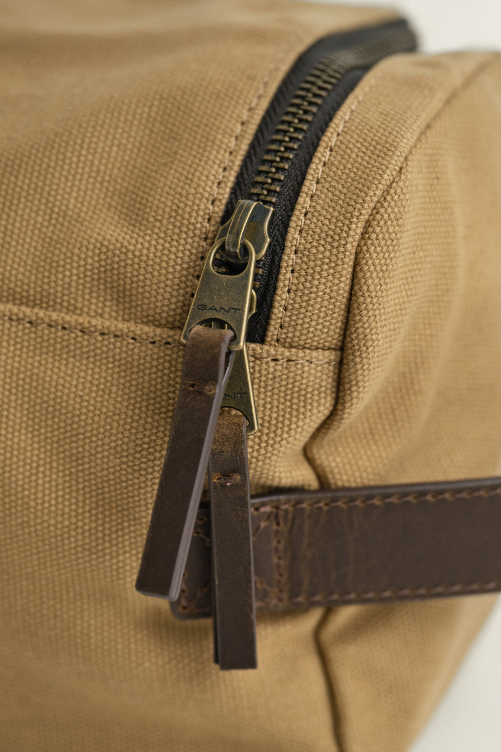 WARM KHAKI, MODERN PREMIUM WASHBAG, CLOSE-UP BY GANT AU.