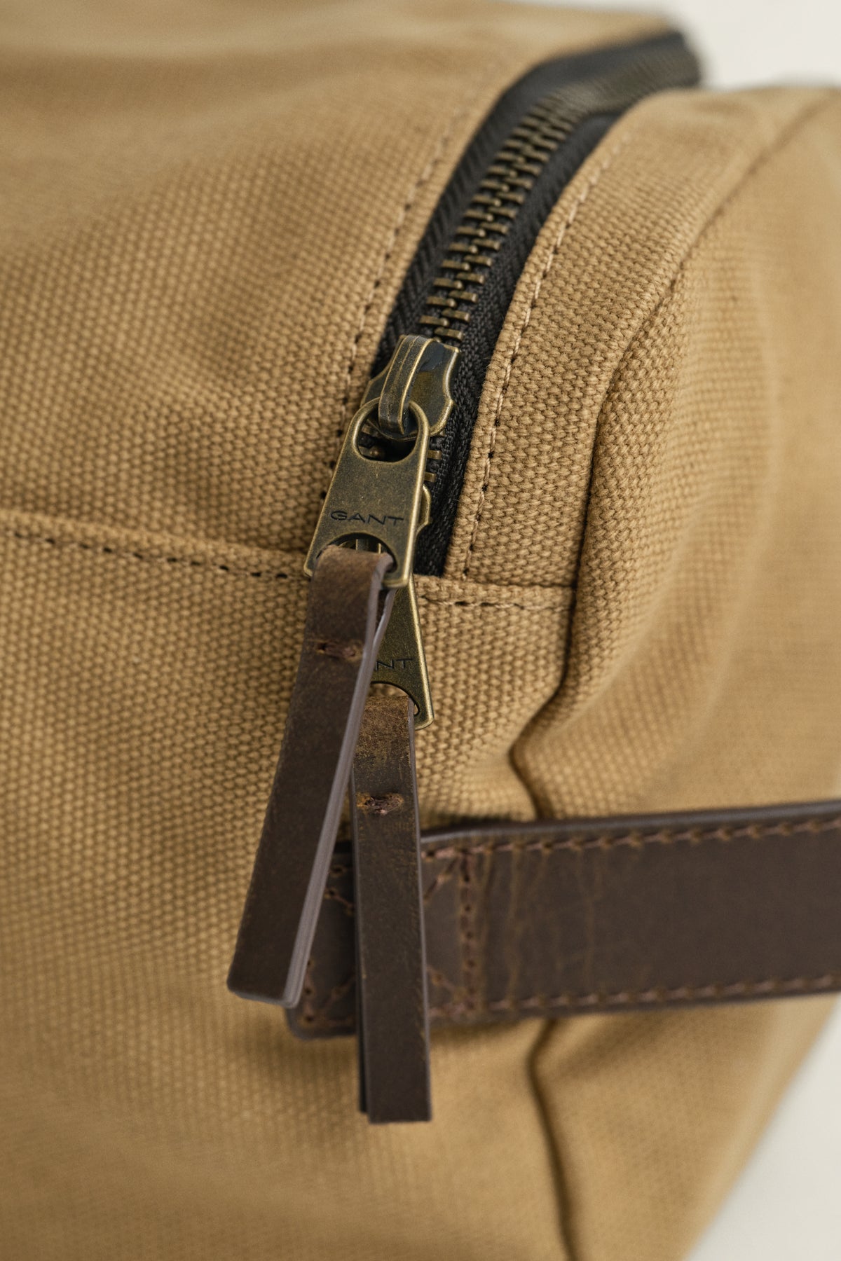 WARM KHAKI, MODERN PREMIUM WASHBAG, CLOSE-UP BY GANT AU.