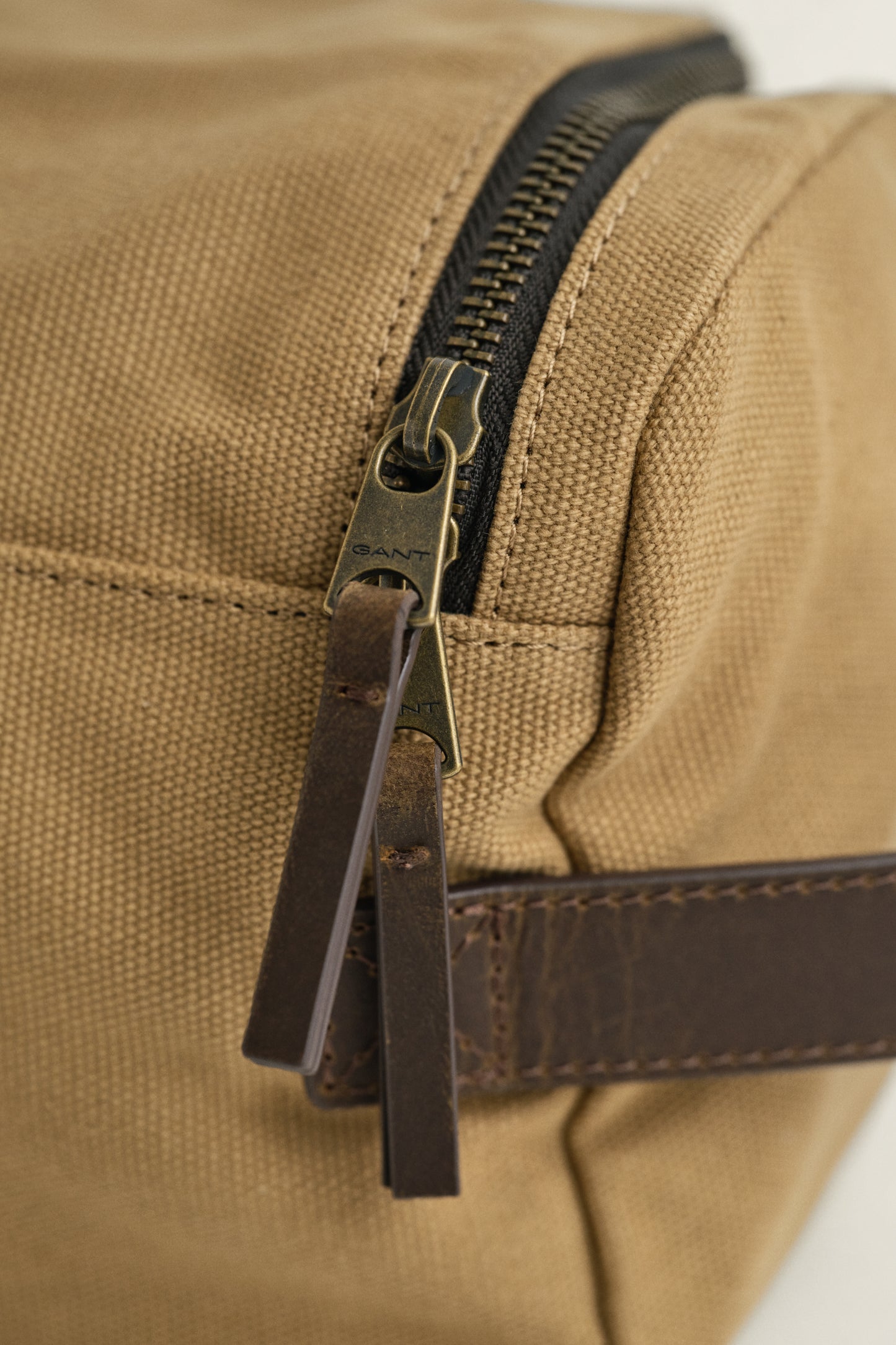 WARM KHAKI, MODERN PREMIUM WASHBAG, CLOSE-UP BY GANT AU.