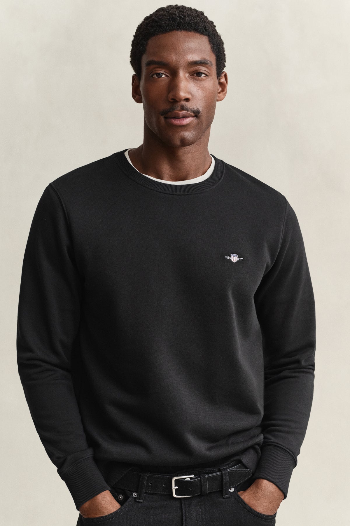 BLACK, REG SHIELD C-NECK SWEAT, CLOSE-UP BY GANT AU.