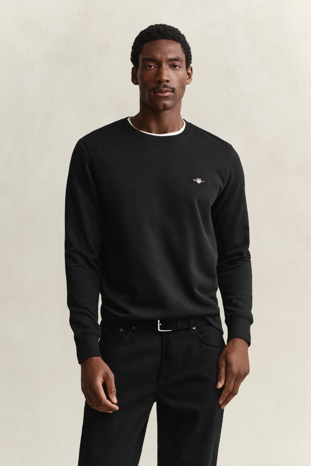 BLACK, REG SHIELD C-NECK SWEAT, FRONT-VIEW BY GANT AU.