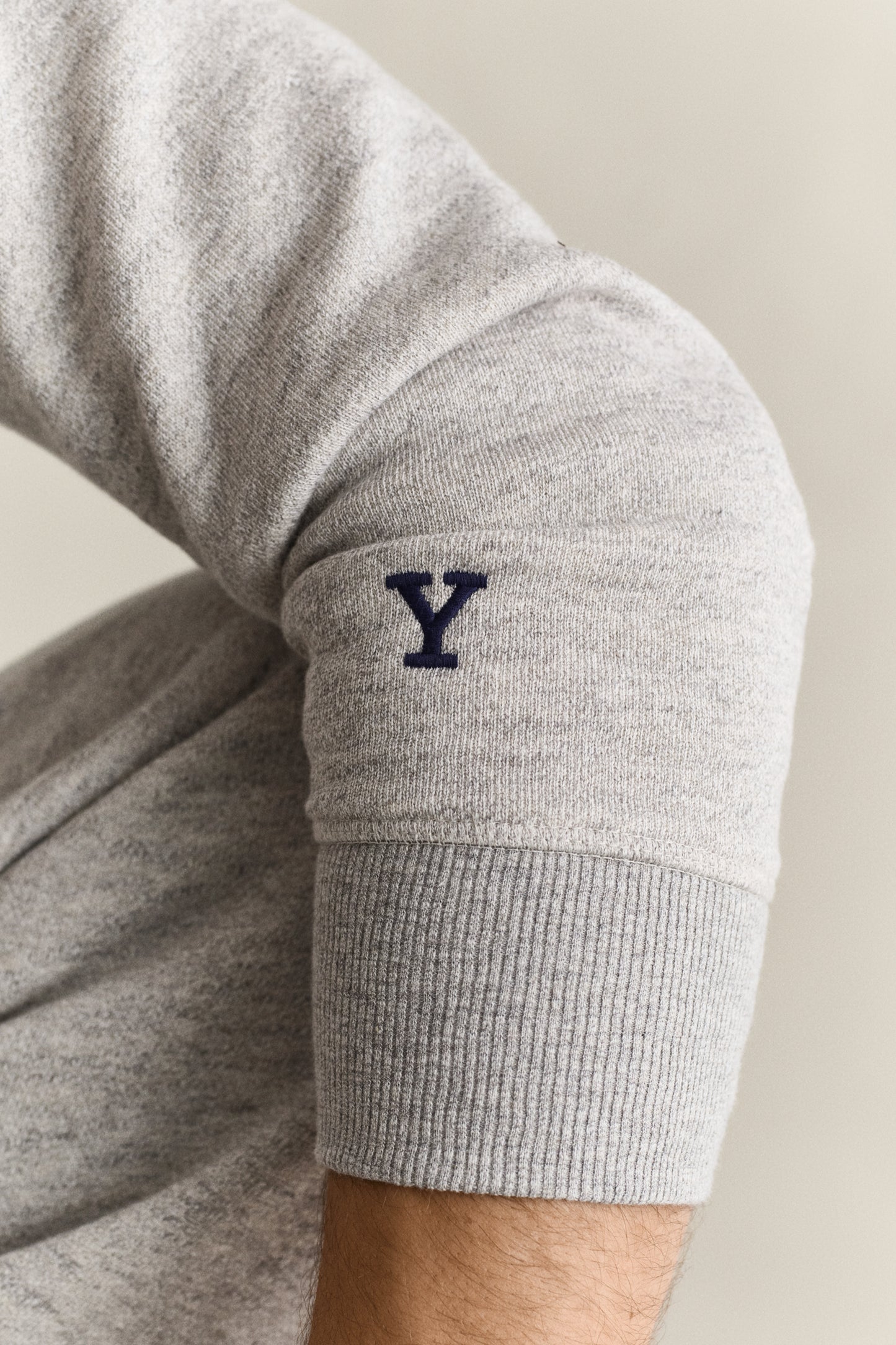 GREY MELANGE, YALE HOODIE, CLOSE-UP BY GANT AU.