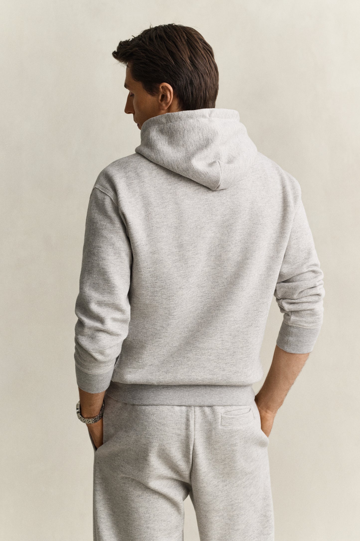 GREY MELANGE, YALE HOODIE, BACK-VIEW BY GANT AU.