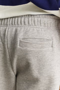 GREY MELANGE, YALE SWEATPANTS, CLOSE-UP BY GANT AU.