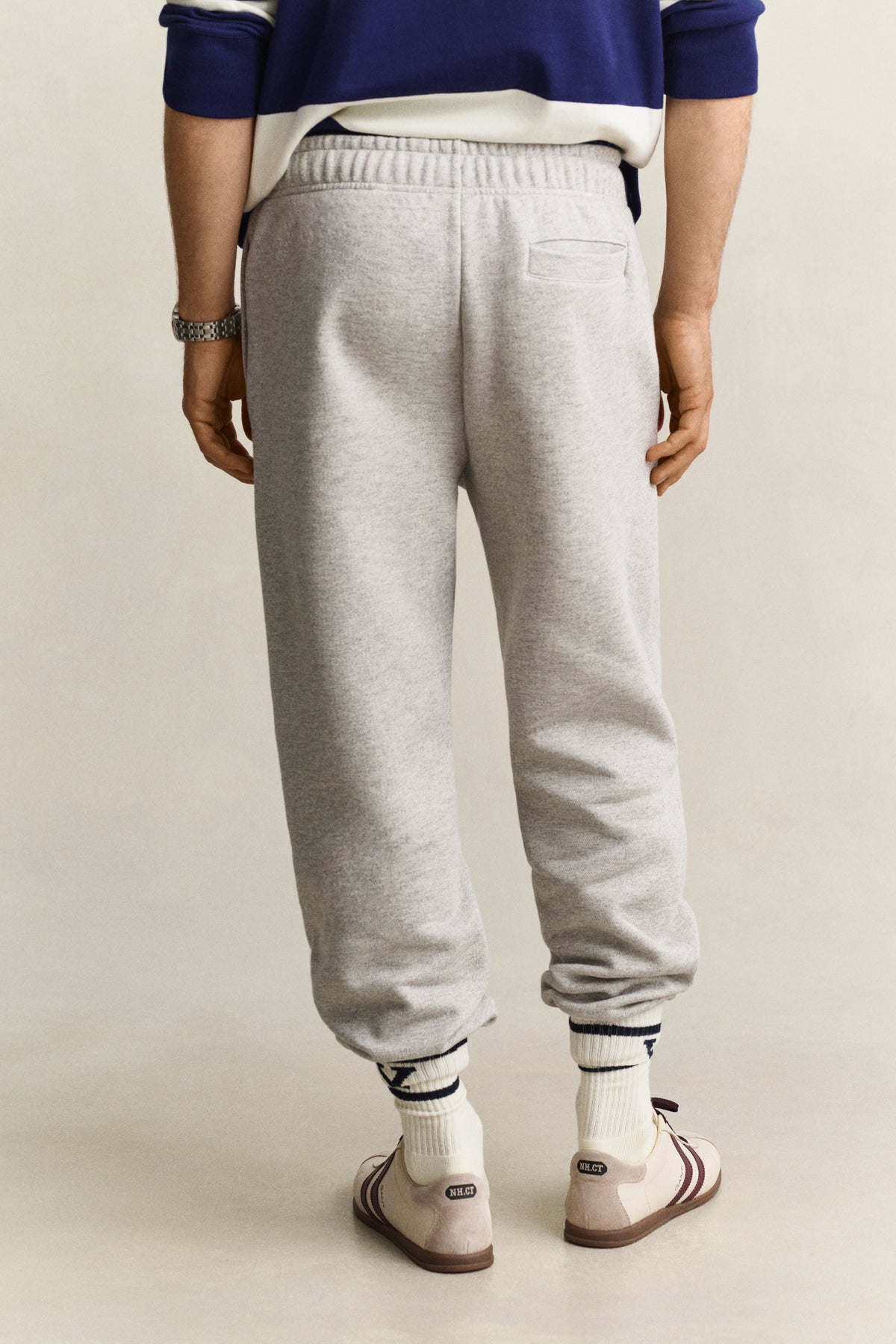 GREY MELANGE, YALE SWEATPANTS, BACK-VIEW BY GANT AU.