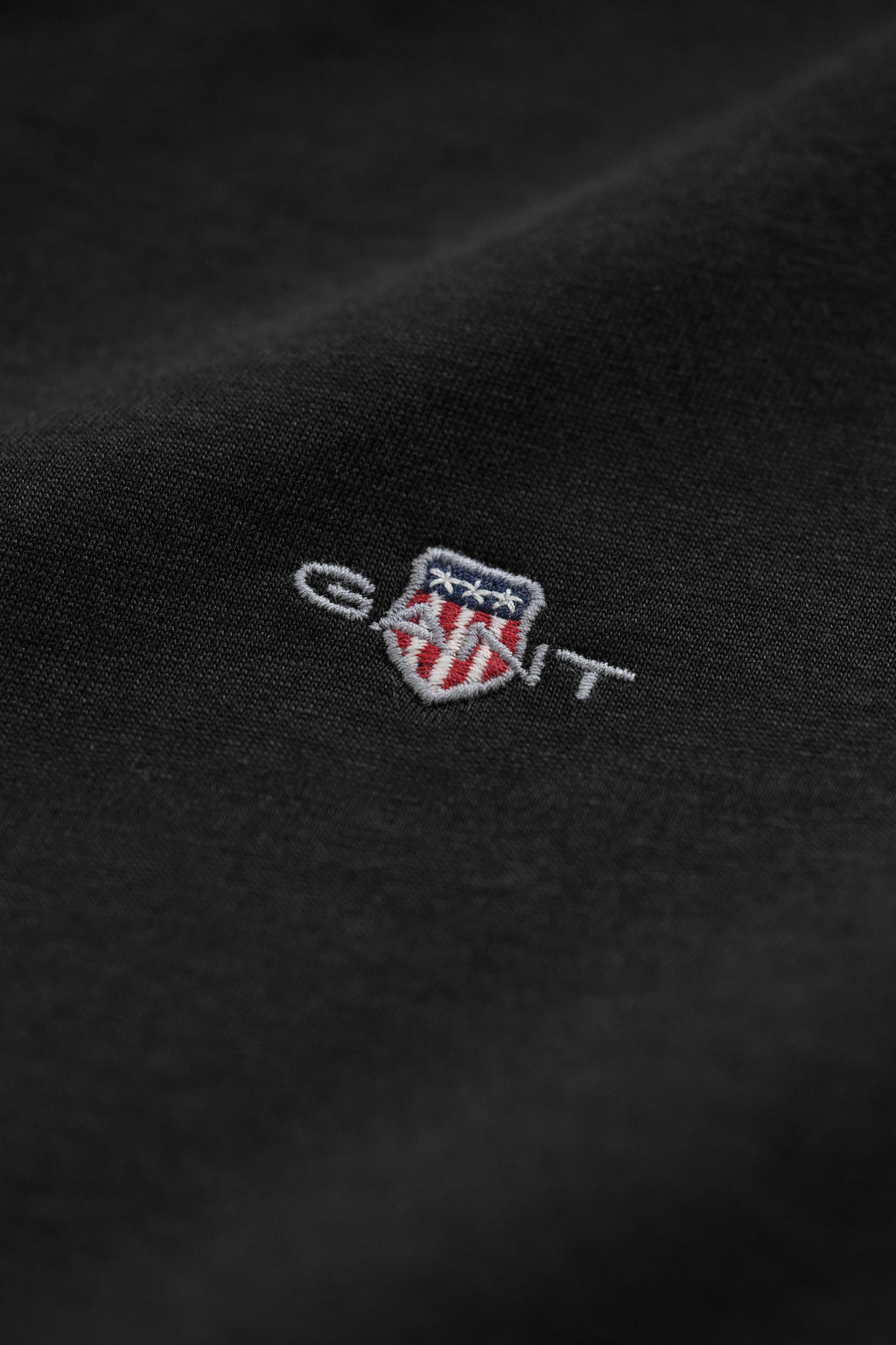 BLACK, REG SHIELD SS T-SHIRT, CLOSE-UP BY GANT AU.