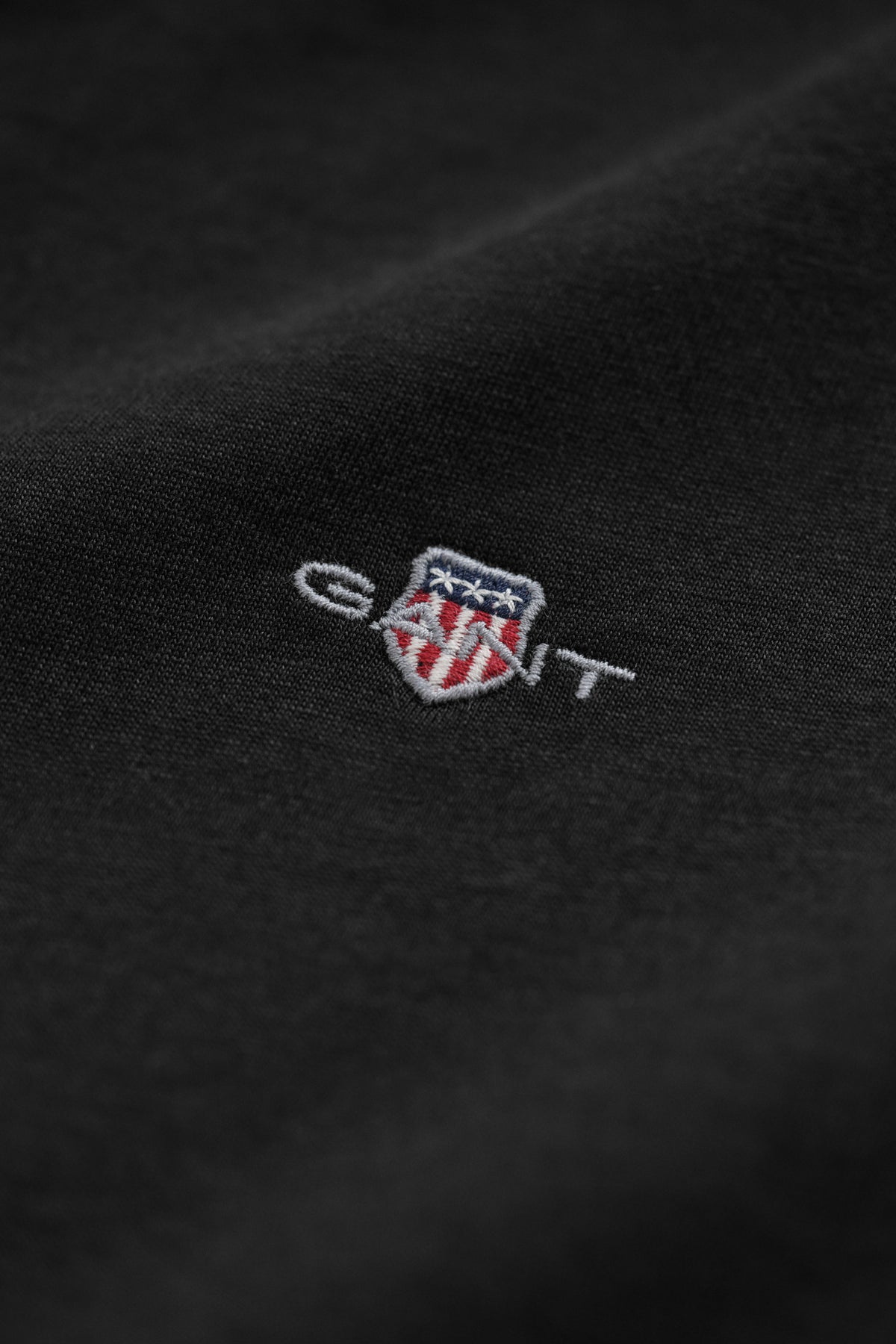 BLACK, REG SHIELD SS T-SHIRT, CLOSE-UP BY GANT AU.