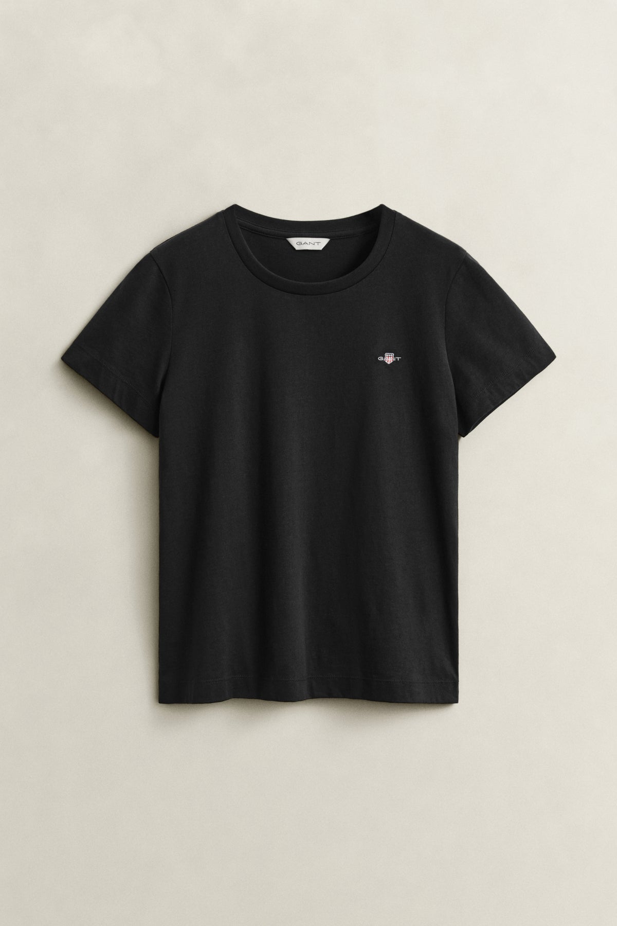 BLACK, REG SHIELD SS T-SHIRT BY GANT AU.