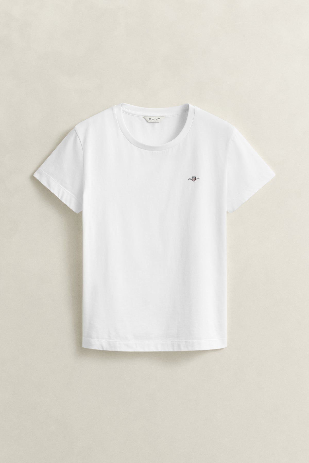 WHITE, REG SHIELD SS T-SHIRT, FLAT-LAY BY GANT AU.