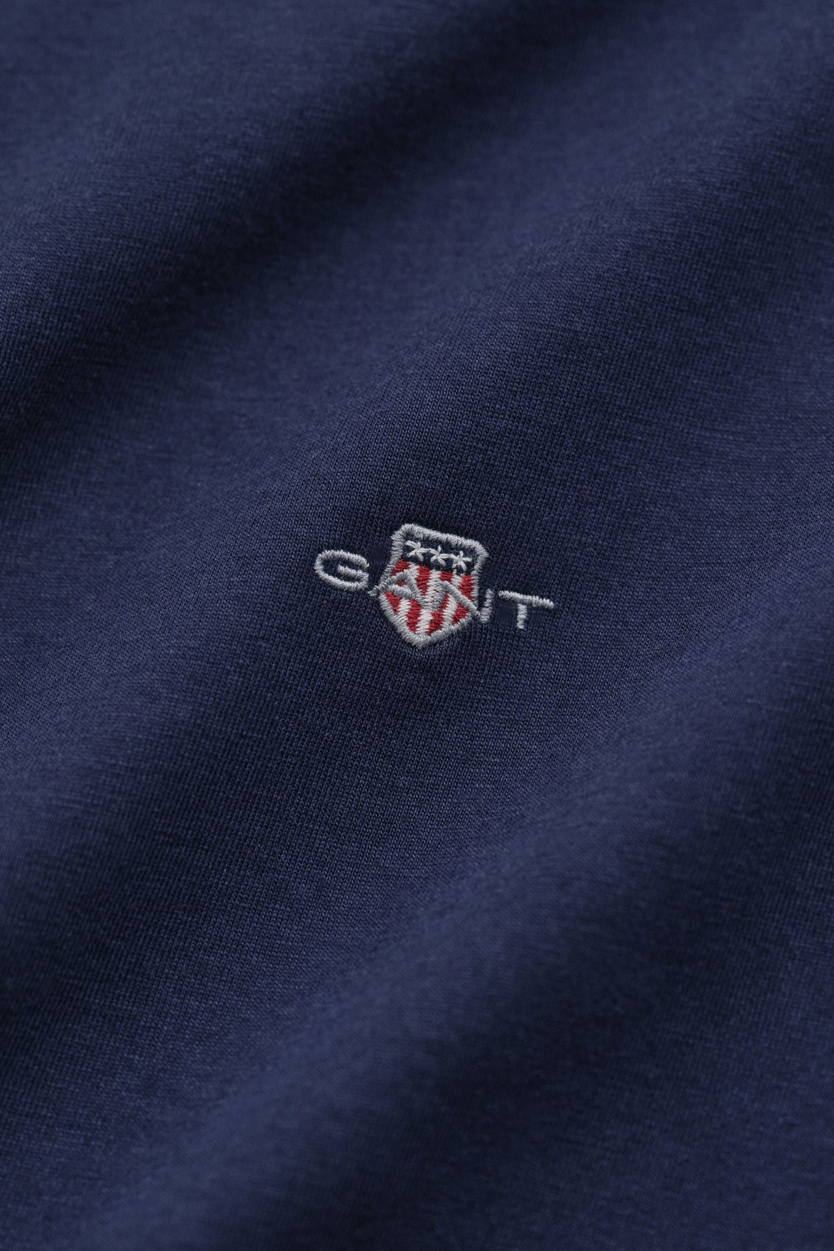 EVENING BLUE, REG SHIELD SS T-SHIRT, CLOSE-UP BY GANT AU.