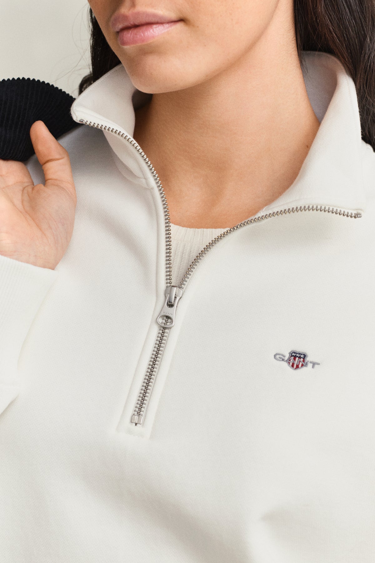 EGGSHELL, SHIELD HALF-ZIP, CLOSE-UP BY GANT AU.