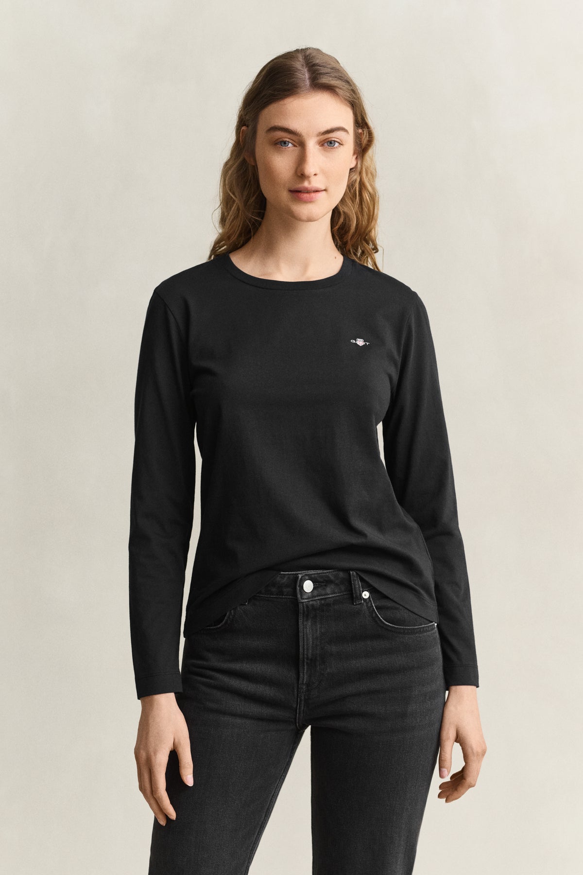 BLACK, REG SHIELD LS T-SHIRT, FRONT-VIEW BY GANT AU.