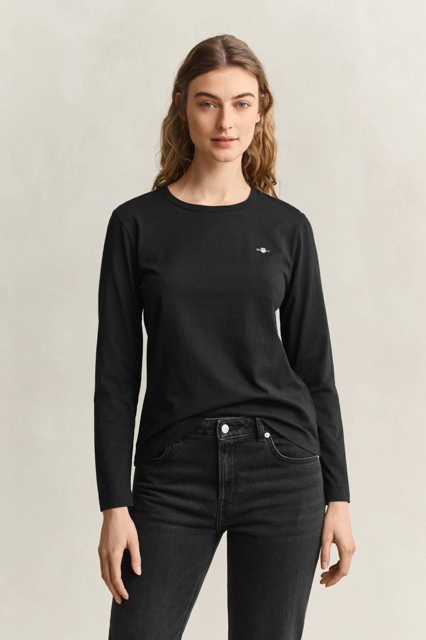 BLACK, REG SHIELD LS T-SHIRT, FRONT-VIEW BY GANT AU.