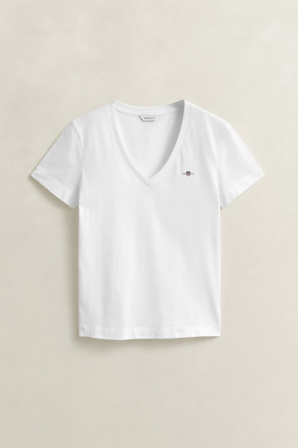 WHITE, REG SHIELD SS V-NECK T-SHIRT, FLAT-LAY BY GANT AU.