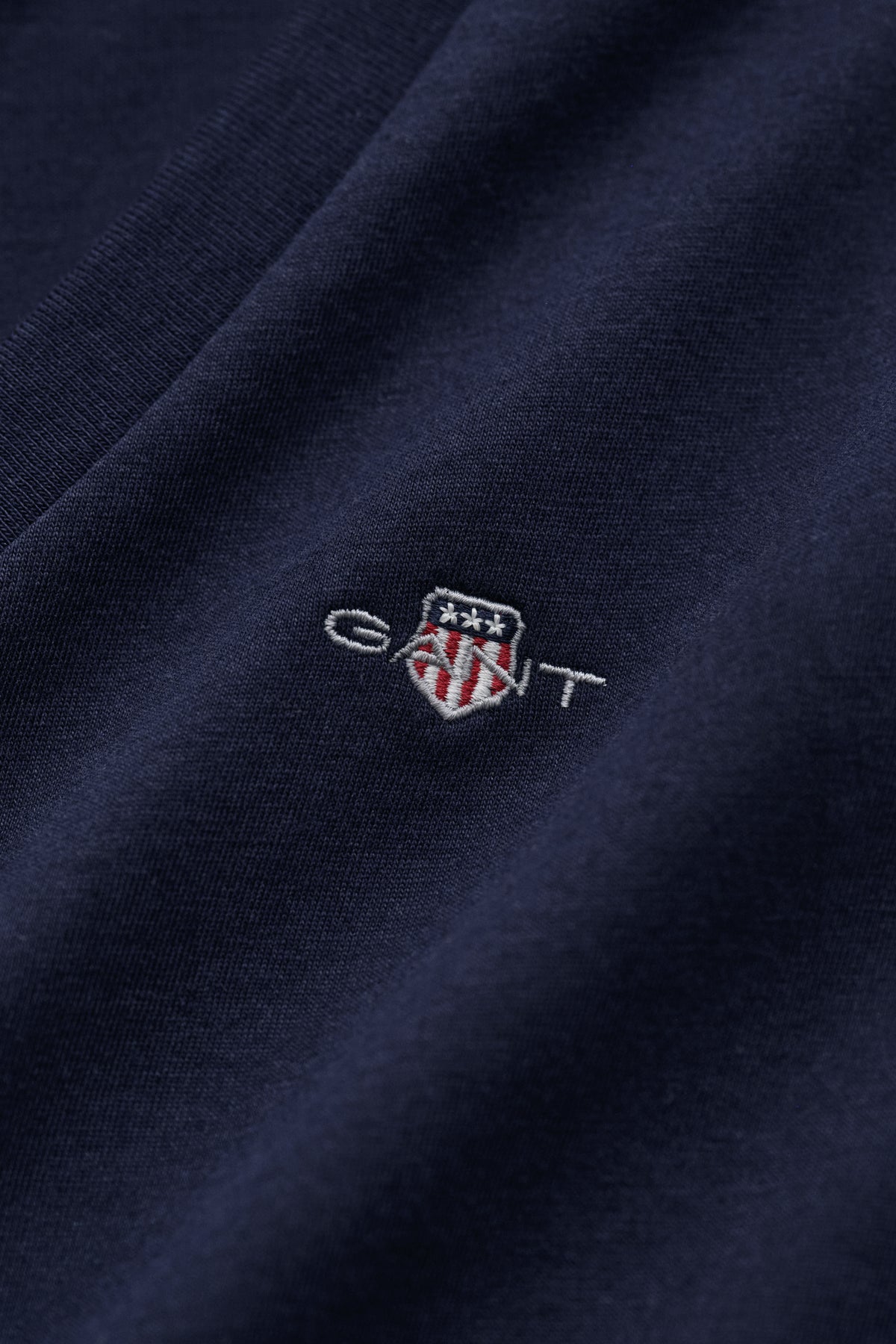 EVENING BLUE, REG SHIELD SS V-NECK T-SHIRT, CLOSE-UP BY GANT AU.