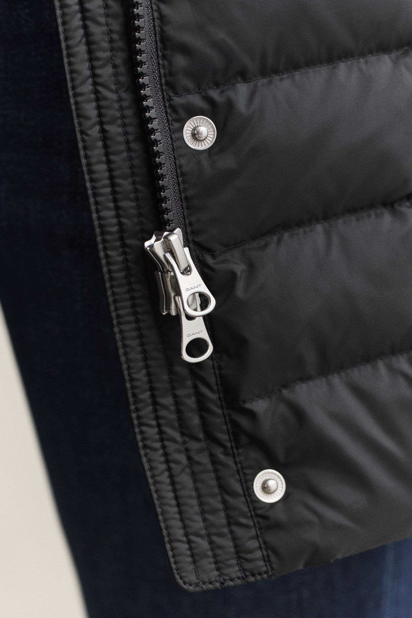 BLACK, LIGHT DOWN COAT, CLOSE-UP BY GANT AU.