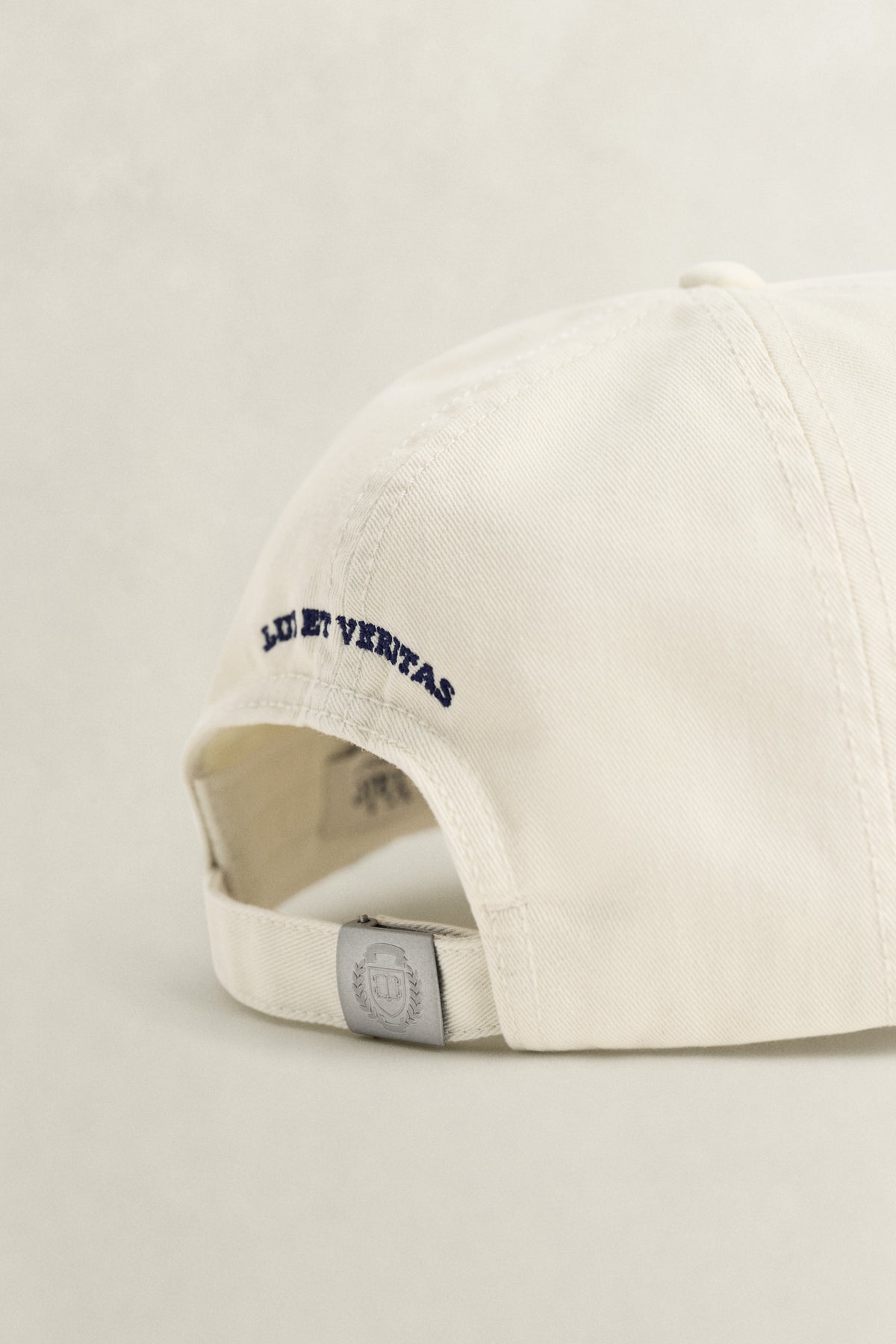 CREAM, YALE HEAVY WASHED COTTON TWILL CAP, CLOSE-UP BY GANT AU.