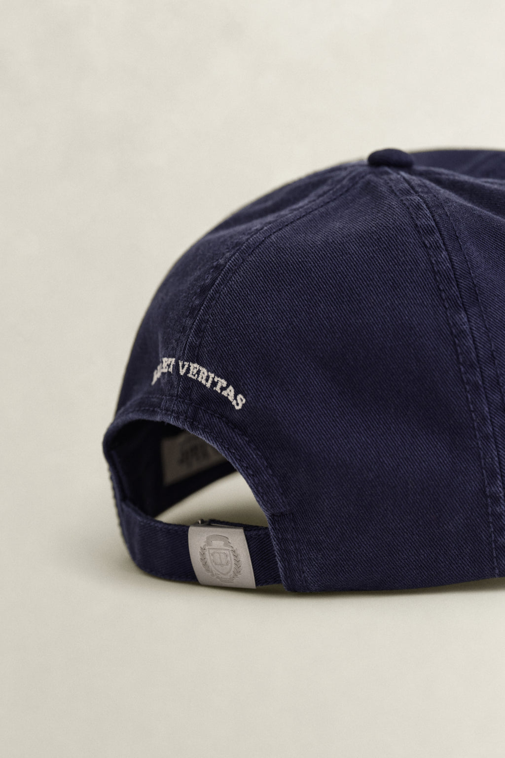 MARINE, YALE HEAVY WASHED COTTON TWILL CAP, CLOSE-UP BY GANT AU.