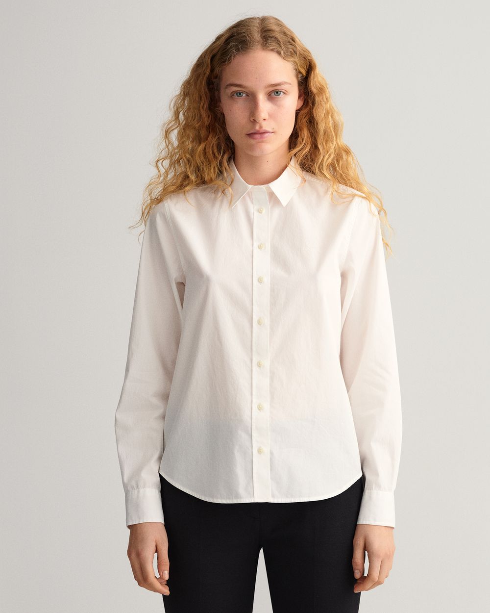 WHITE, REGULAR BROADCLOTH SHIRT BY GANT AU.
