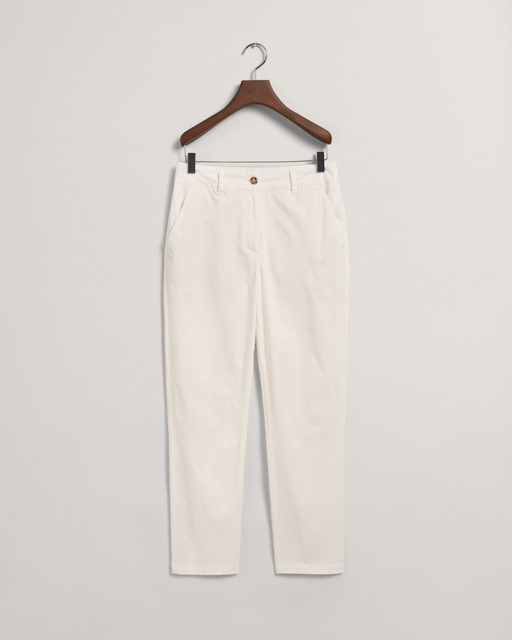 EGGSHELL, SLIM CHINOS, FLAT-LAY BY GANT AU.