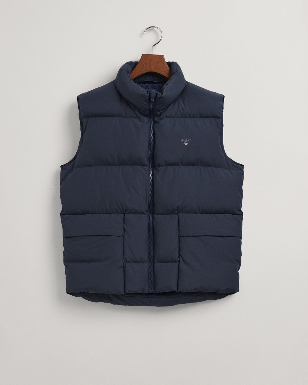 EVENING BLUE, D1. PUFFER VEST, FLAT-LAY BY GANT AU.
