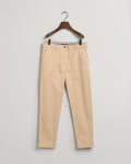 DRY SAND, FRYDA CLASSIC CHINOS, FLAT-LAY BY GANT AU.