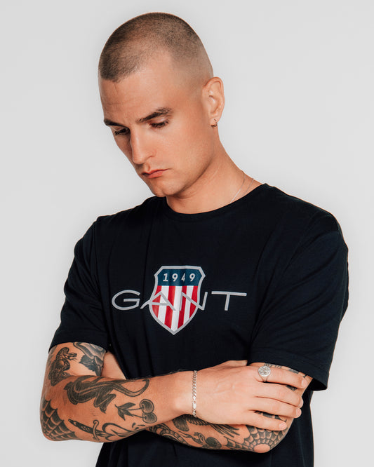 BLACK, REG ARCHIVE SHIELD TSHIRT, FRONT-VIEW BY GANT AU.