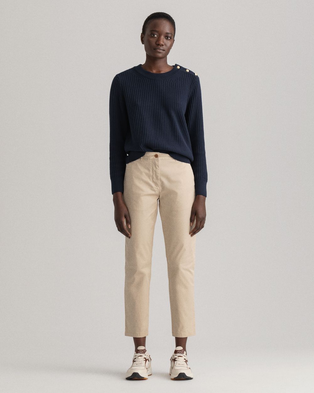 DRY SAND, FRYDA CLASSIC CHINOS, FRONT-VIEW BY GANT AU.