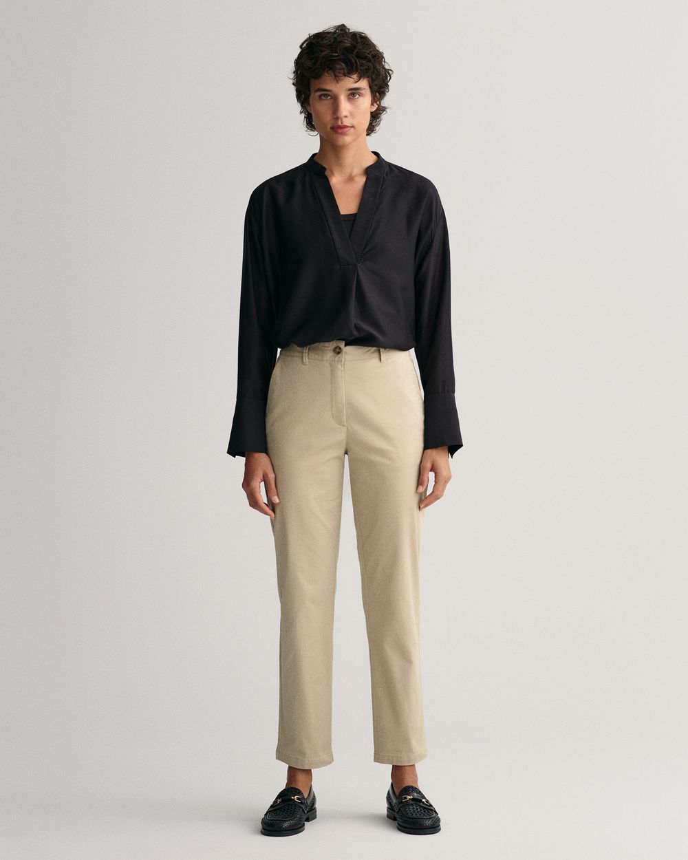 DRY SAND, SLIM CHINOS, FRONT-VIEW BY GANT AU.