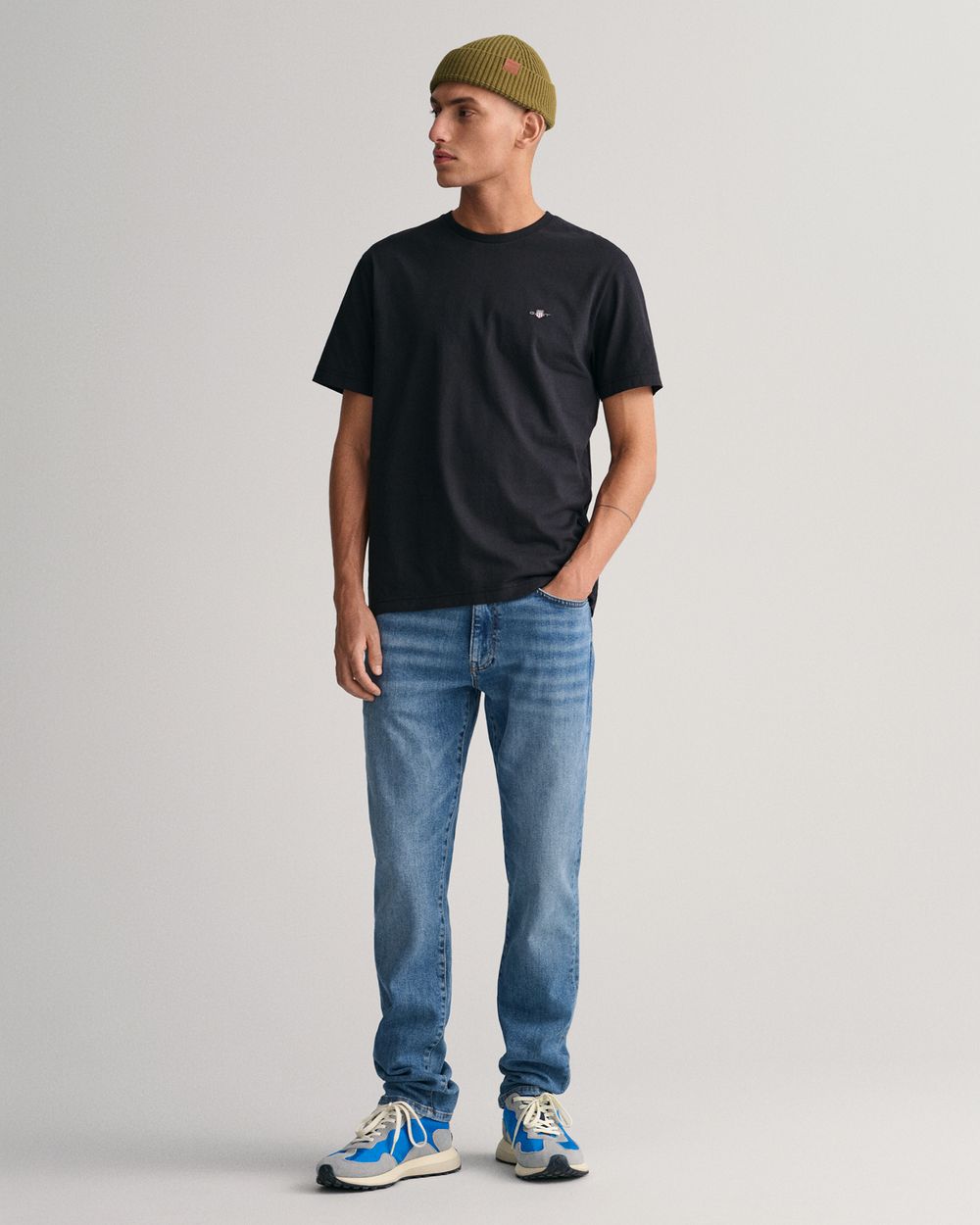 BLACK, Shield T-Shirt, FRONT-VIEW BY GANT AU.