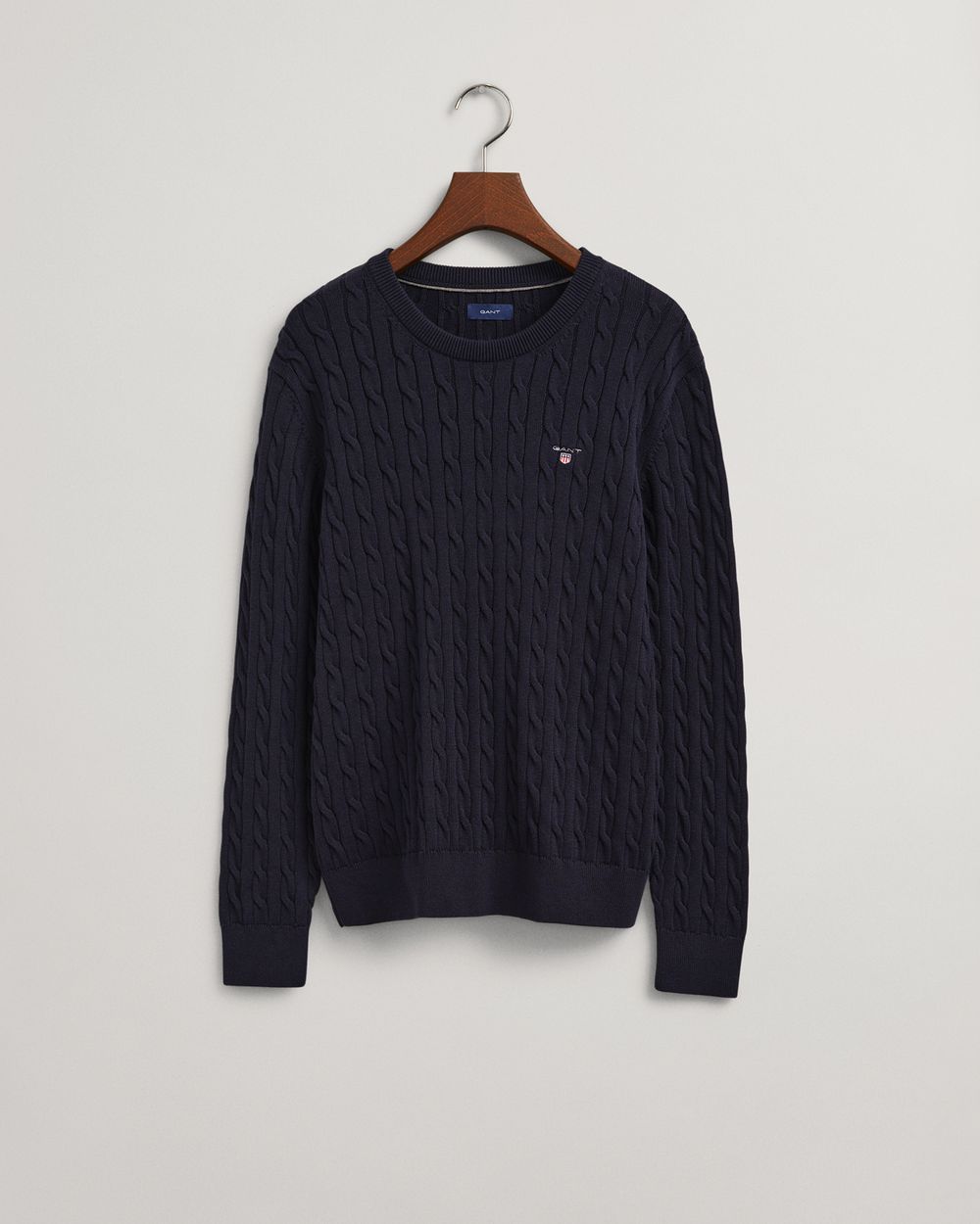 EVENING BLUE, COTTON CABLE CREW, FLAT-LAY BY GANT AU.